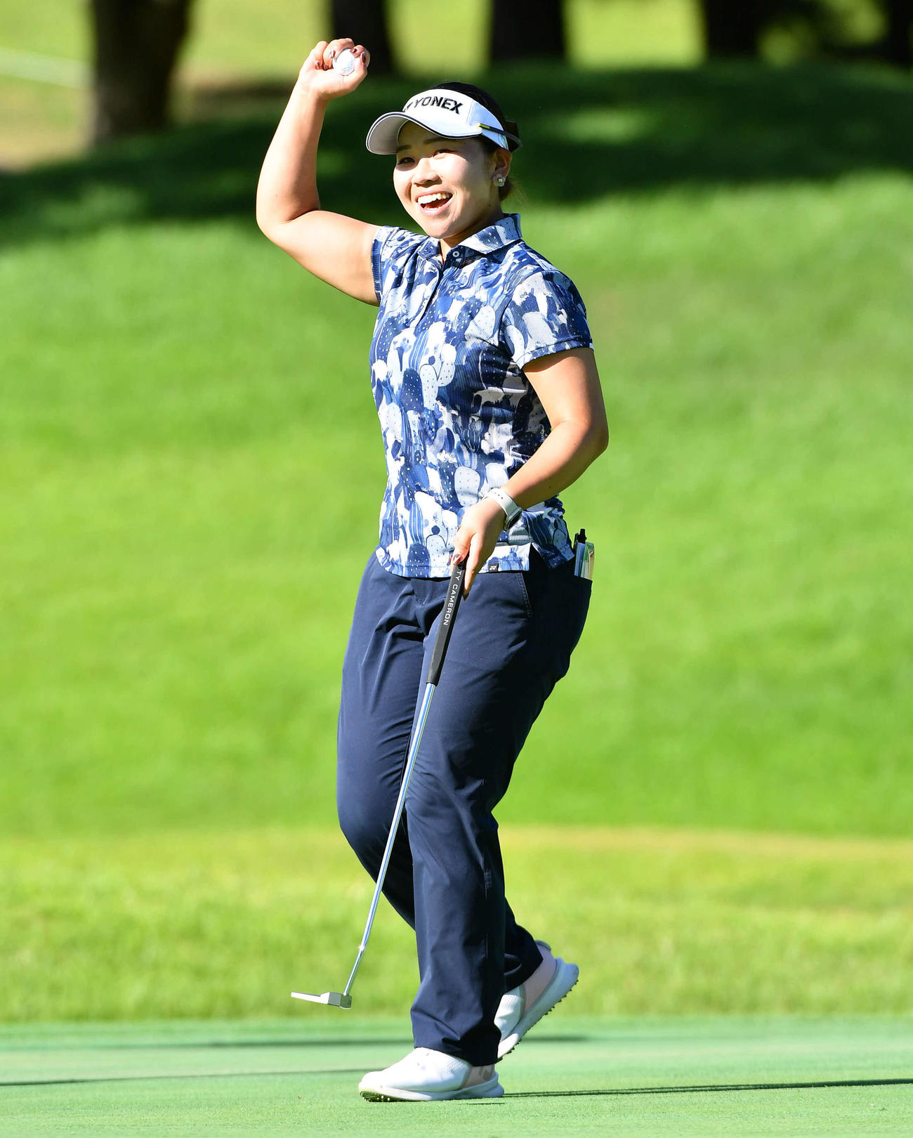 5番、イーグルパットを決めた池ヶ谷瑠菜は笑顔でガッツポーズ（撮影・岩下翔太）