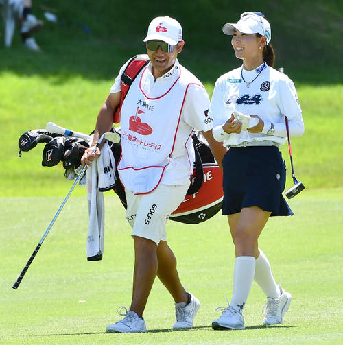 18番、キャディーと談笑しながら移動する鶴岡果恋（撮影・岩下翔太）