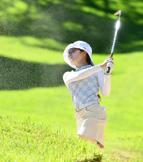 5番、バンカーから第2打を放つ三ケ島かな（撮影・岩下翔太）