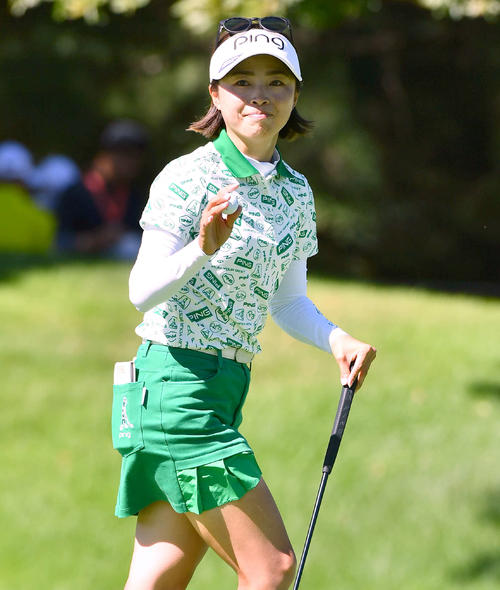 5番、バーディーパットを決め、ギャラリーの拍手に応える一ノ瀬優希（撮影・岩下翔太）