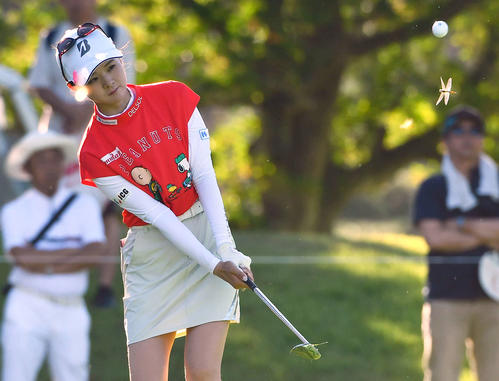 5番、第2打を放つ川崎春花（撮影・岩下翔太）