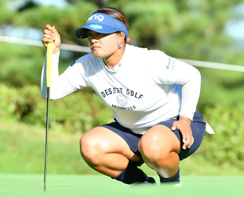 5番グリーンでラインを読む鈴木愛（撮影・岩下翔太）