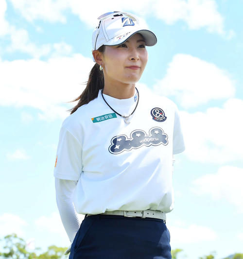 18番、バーディーでホールアウトした鶴岡果恋は青空を背に笑顔で引き揚げる（撮影・岩下翔太）