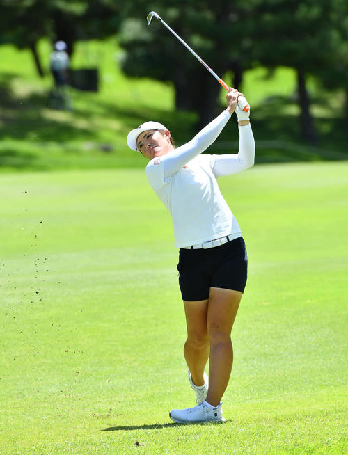 18番、第2打を放つ渡辺彩香（撮影・岩下翔太）