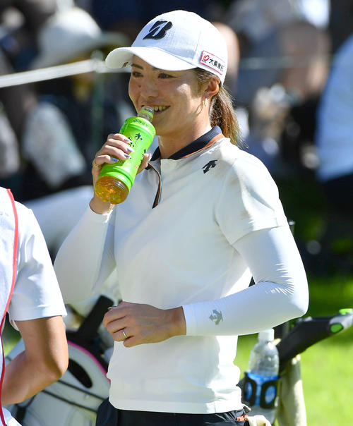 5番、バーディーパットを決めた渡辺彩香は水分補給をしながら談笑する（撮影・岩下翔太）