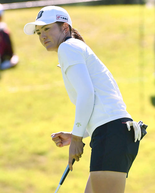 5番、バーディーパットを決め、ガッツポーズする渡辺彩香（撮影・岩下翔太）