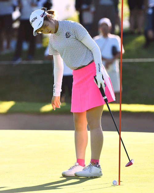 5番、イーグルパットを決める都玲華（撮影・岩下翔太）