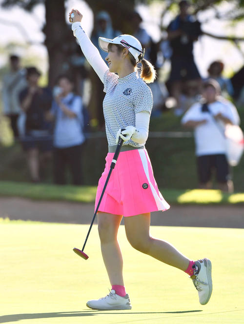 5番、イーグルパットを決めた都玲華は笑顔でガッツポーズ（撮影・岩下翔太）