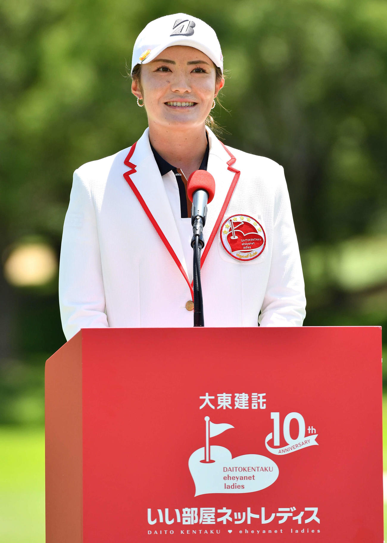 表彰式で優勝スピーチを行う渡辺彩香（撮影・岩下翔太）