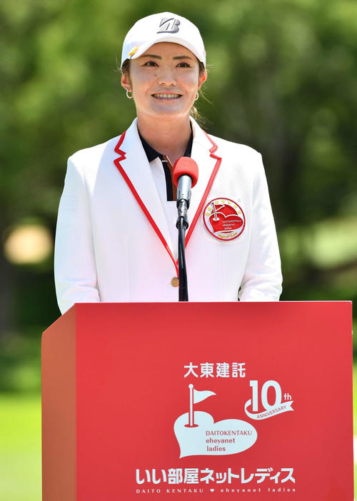 表彰式で優勝スピーチを行う渡辺彩香（撮影・岩下翔太）