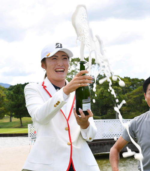 通算17アンダーで優勝した渡辺彩香は噴き出すシャンパンを手に笑顔を見せる（撮影・岩下翔太）