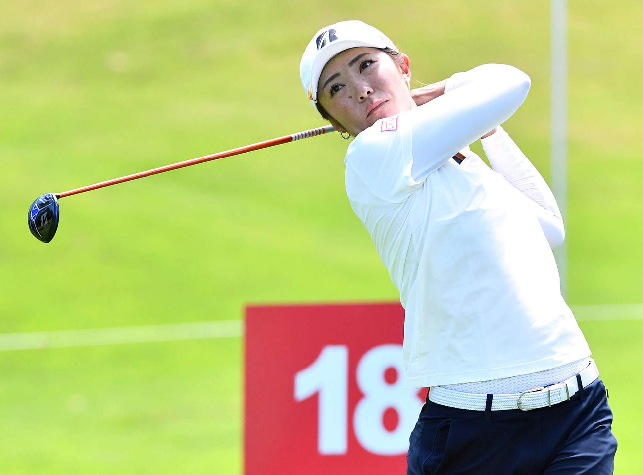 18番、ティーショットを放つ渡辺彩香（撮影・岩下翔太）