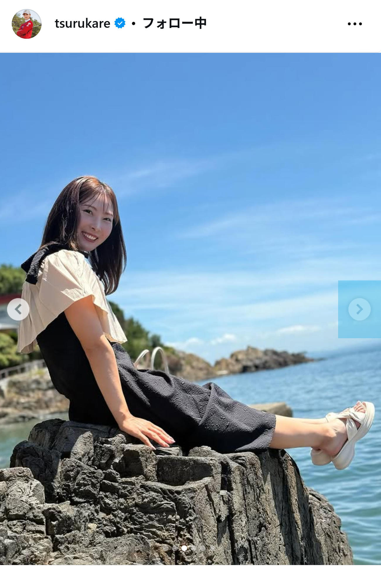 海辺で微笑む鶴岡果恋（インスタグラムから）
