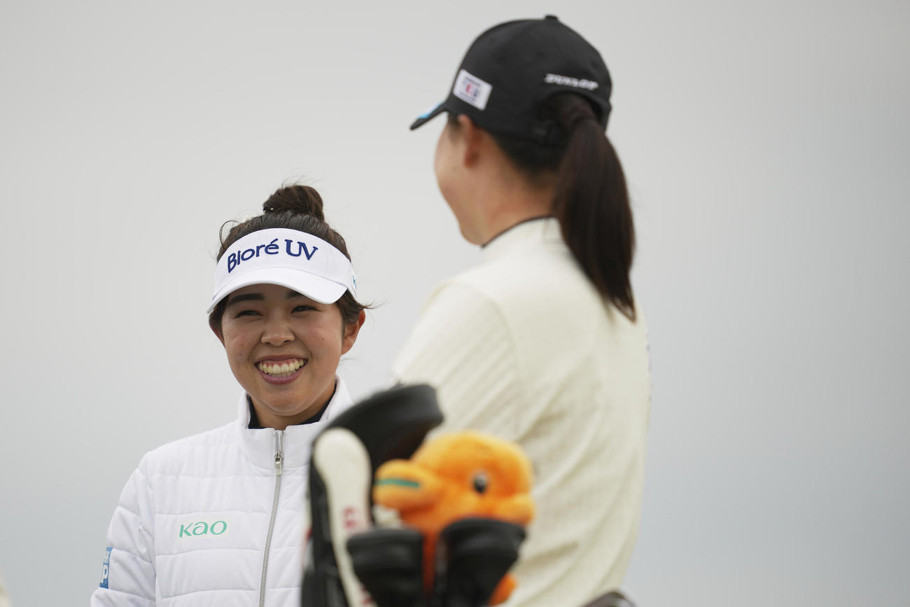 第2ラウンド、山下美夢有（左）は竹田麗央と言葉をかわす（AP）