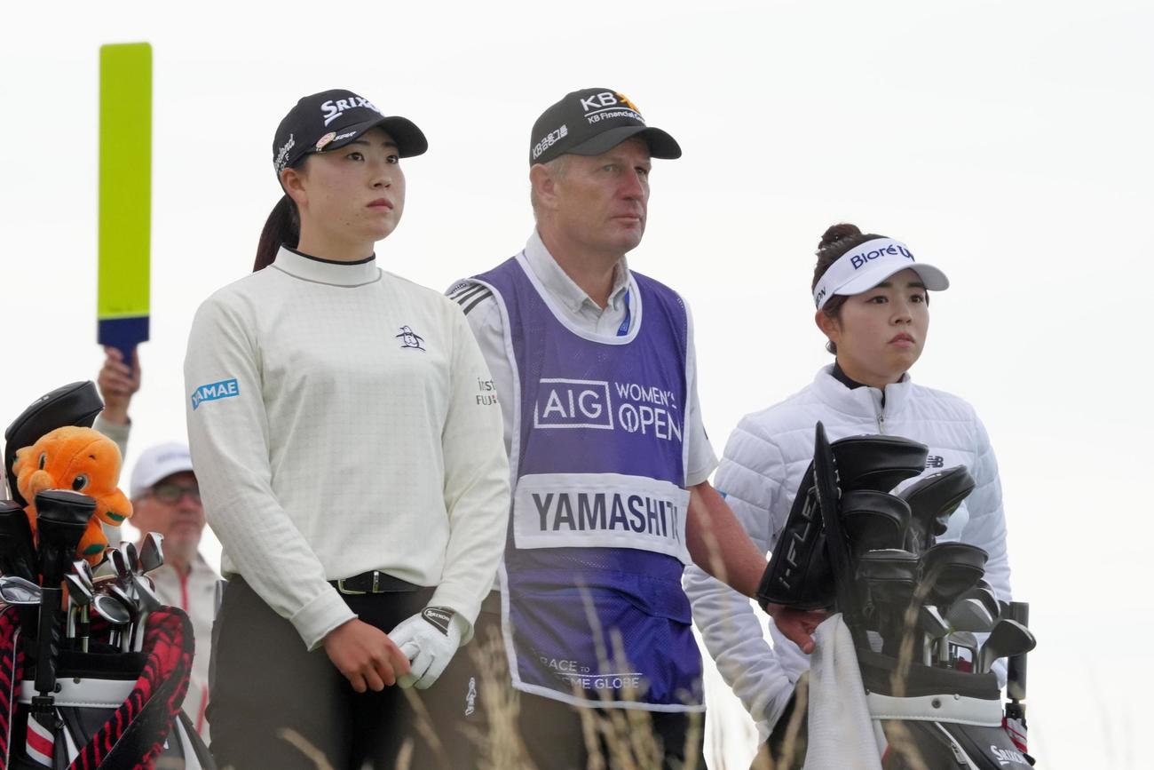 第2ラウンド、前組のプレーを待つ竹田麗央（左）と山下美夢有（右）（共同）