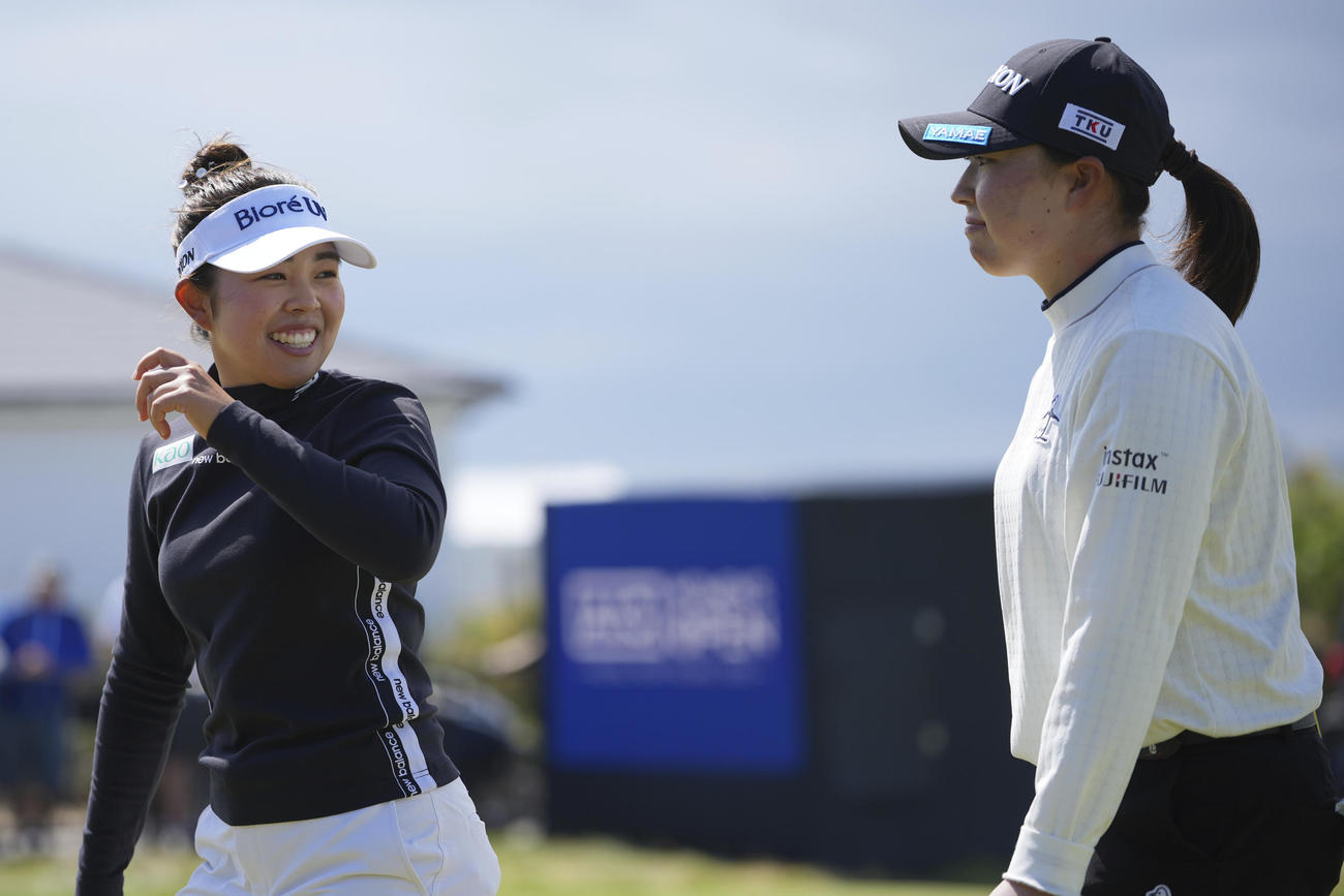 第2ラウンド、山下美夢有（左）と竹田麗央は笑顔を見せる（AP）