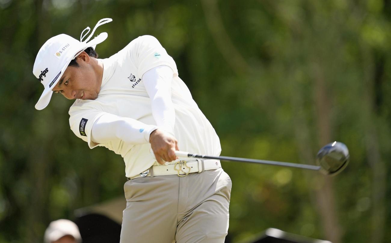 最終日、通算24アンダーで優勝した池村寛世（共同）
