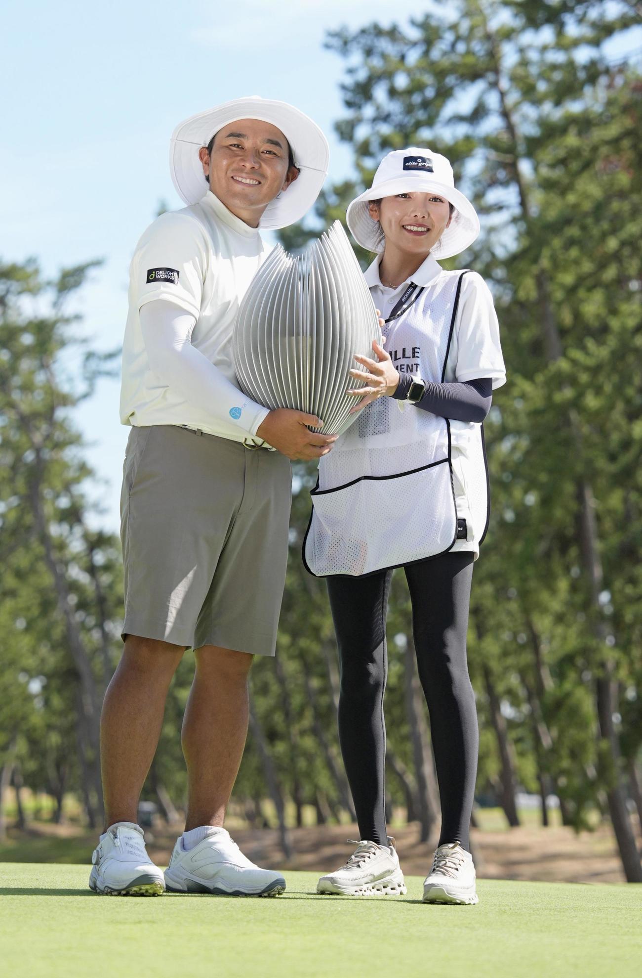 通算24アンダーで優勝した池村寛世。右はキャディーを務めた琴音さん（共同）