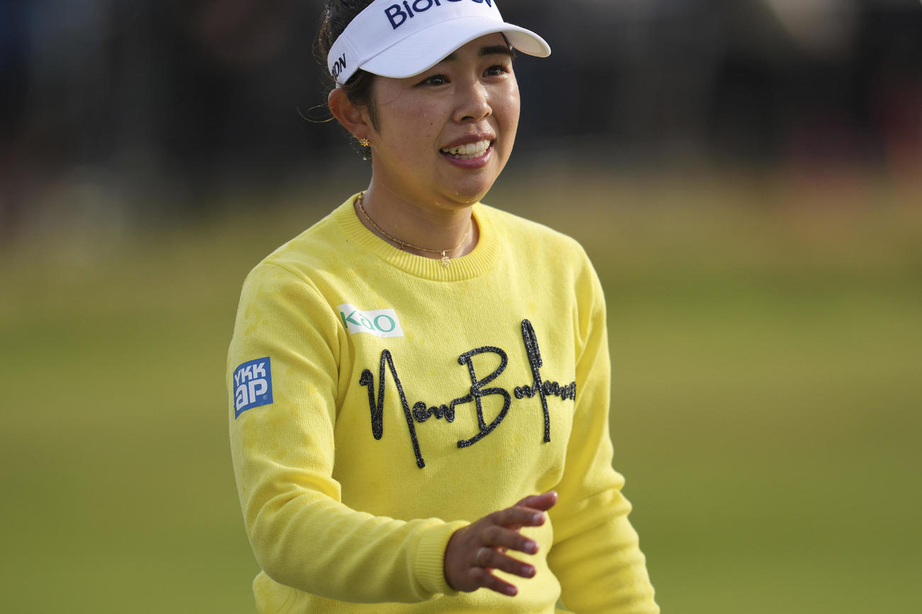 全英女子オープンで優勝し笑顔の山下美夢有（AP）