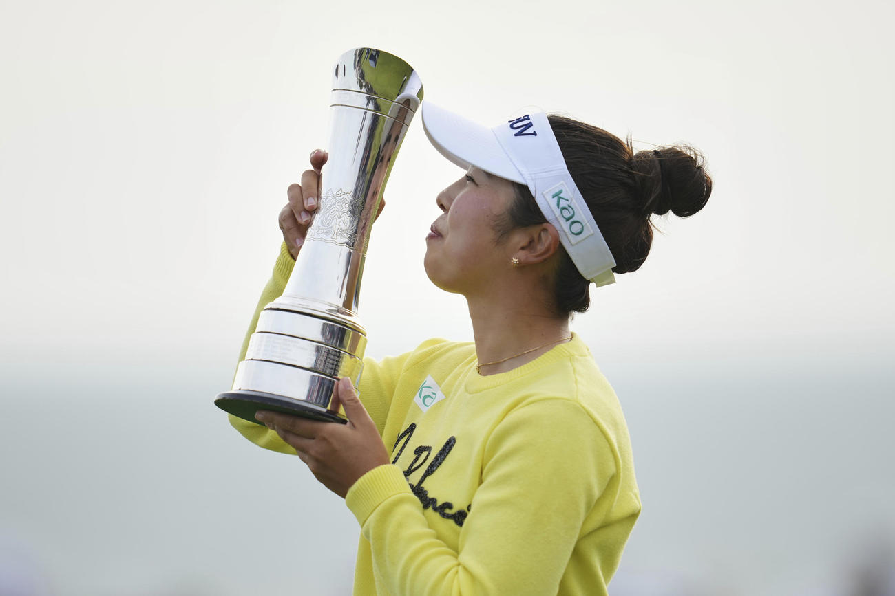 全英女子オープンで優勝しトロフィーにキスをする山下美夢有（AP）