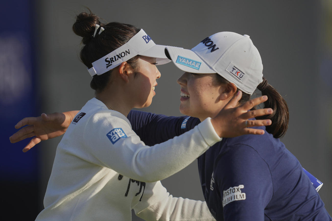 第3ラウンドを終えハグをする竹田麗央と山下美夢有（左）（AP）