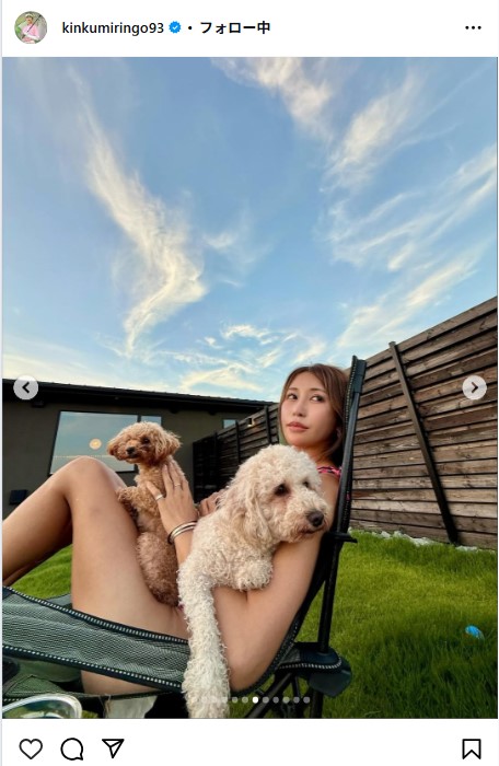 愛犬を抱っこする金田久美子（金田久美子のインスタグラムから）