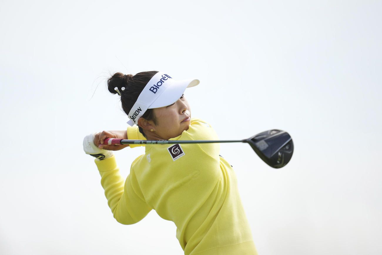 2番、ティーショットを放つ山下美夢有（AP）