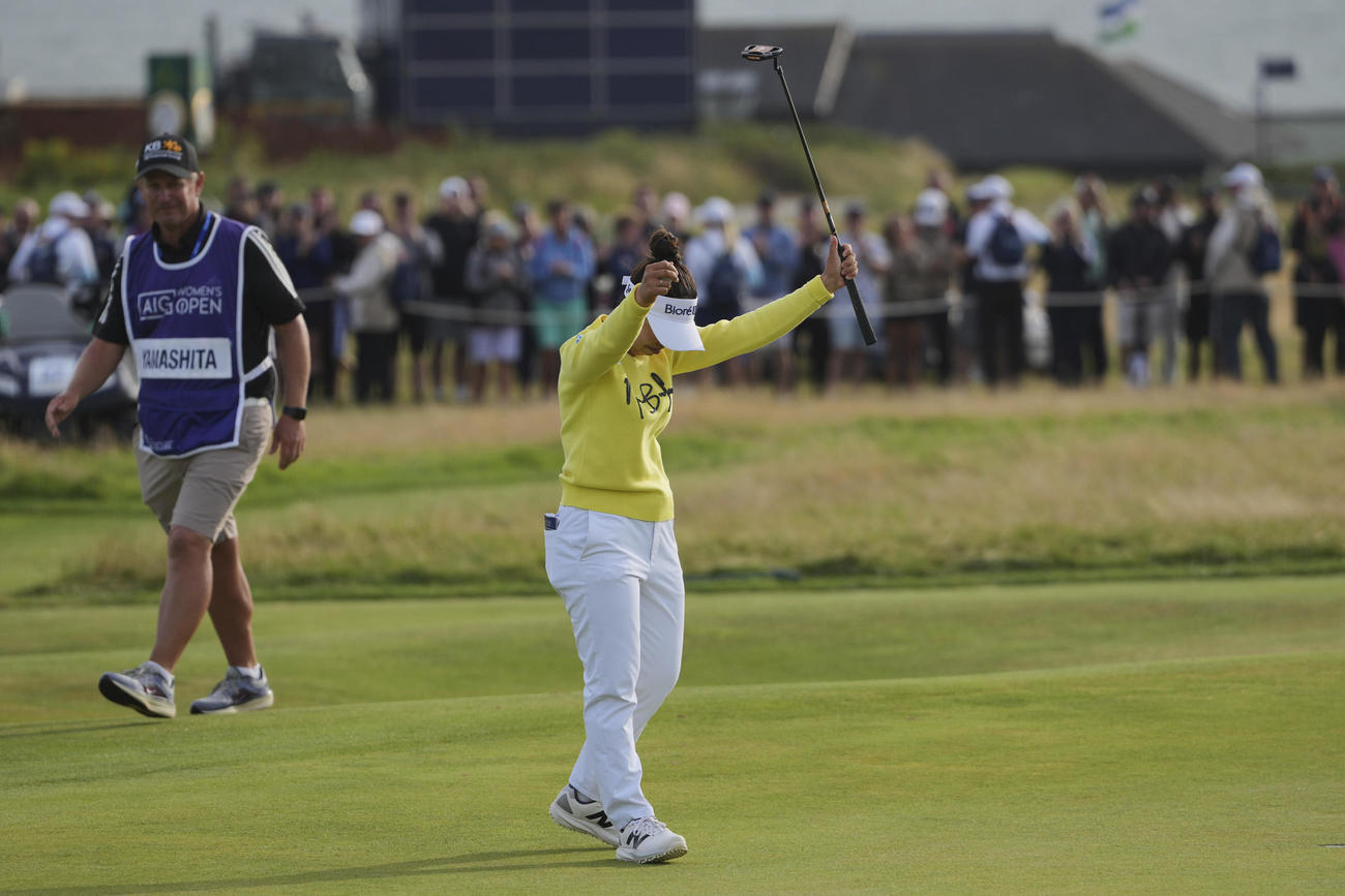 全英女子オープンで優勝しガッツポーズの山下美夢有（AP）