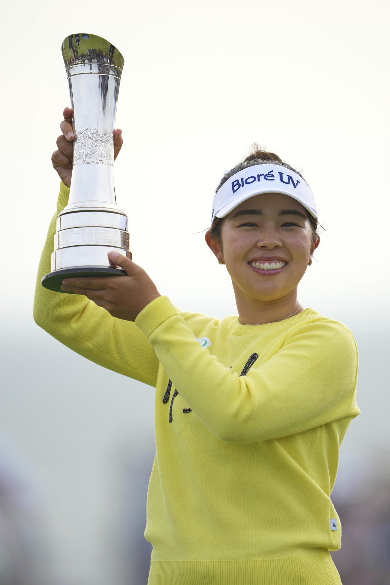 全英女子オープンで優勝しトロフィーを掲げる山下美夢有（AP）
