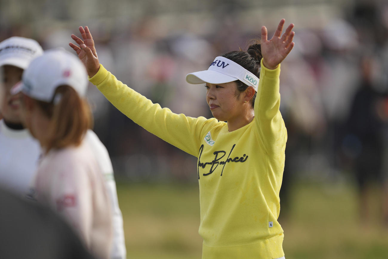 優勝してバンザイで喜ぶ山下美夢有（AP）
