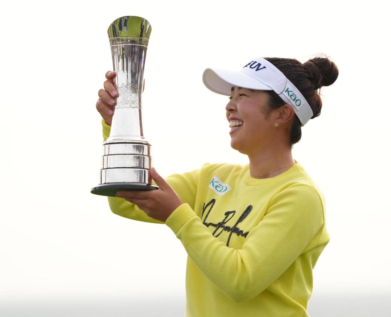 AIG全英女子オープンを通算11アンダーで制し、笑顔でトロフィーを掲げる山下美夢有（共同）