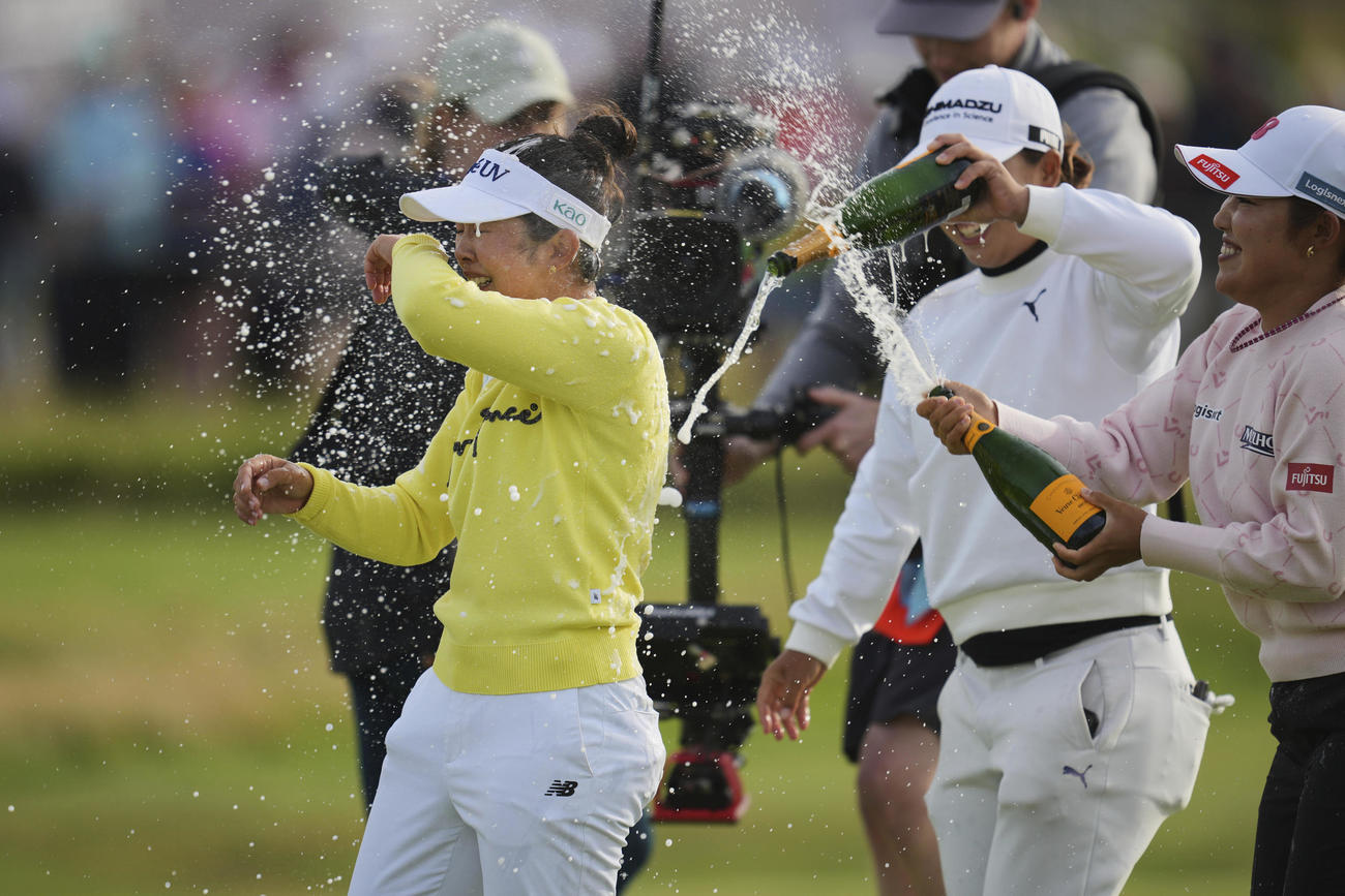 優勝して歓喜の涙を流す山下美夢有（AP）