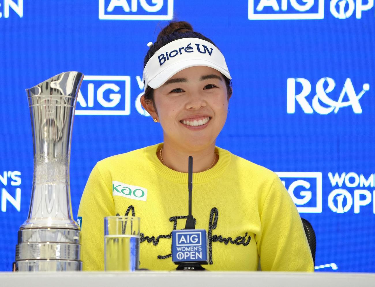 通算11アンダーでAIG全英女子オープンを制し、記者会見する山下美夢有＝ロイヤルポースコールGC（共同）
