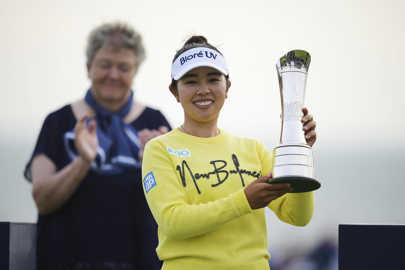 全英女子オープンで優勝しトロフィーを掲げる山下美夢有（AP）