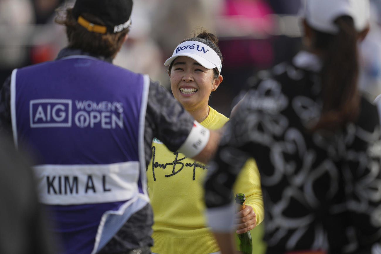 優勝した山下美夢有を祝福するキム・アリムら（AP)
