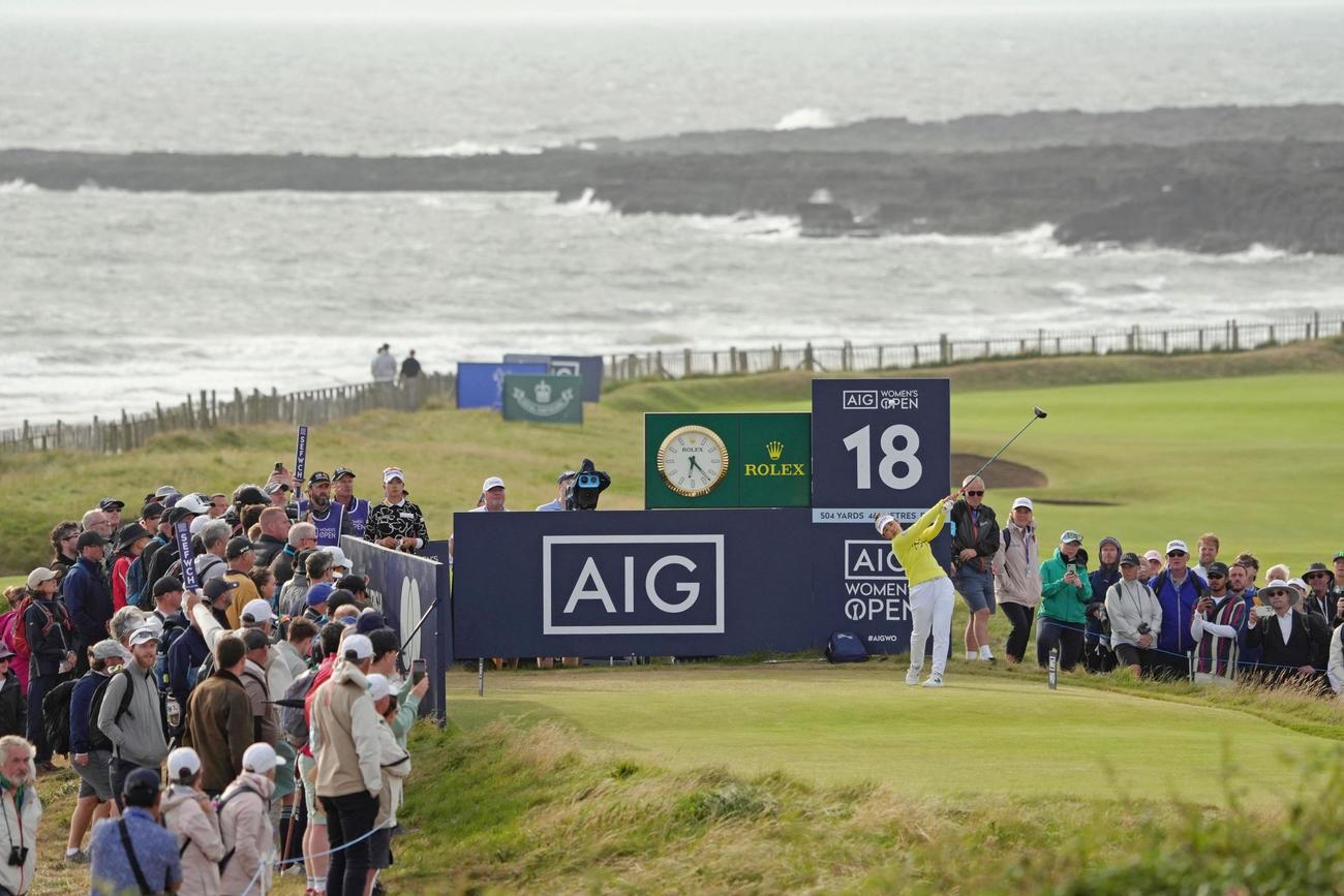 最終ラウンド、18番でティーショットを放つ山下美夢有。通算11アンダーで米ツアー初優勝をメジャーで達成した＝ロイヤルポースコールGC（共同）