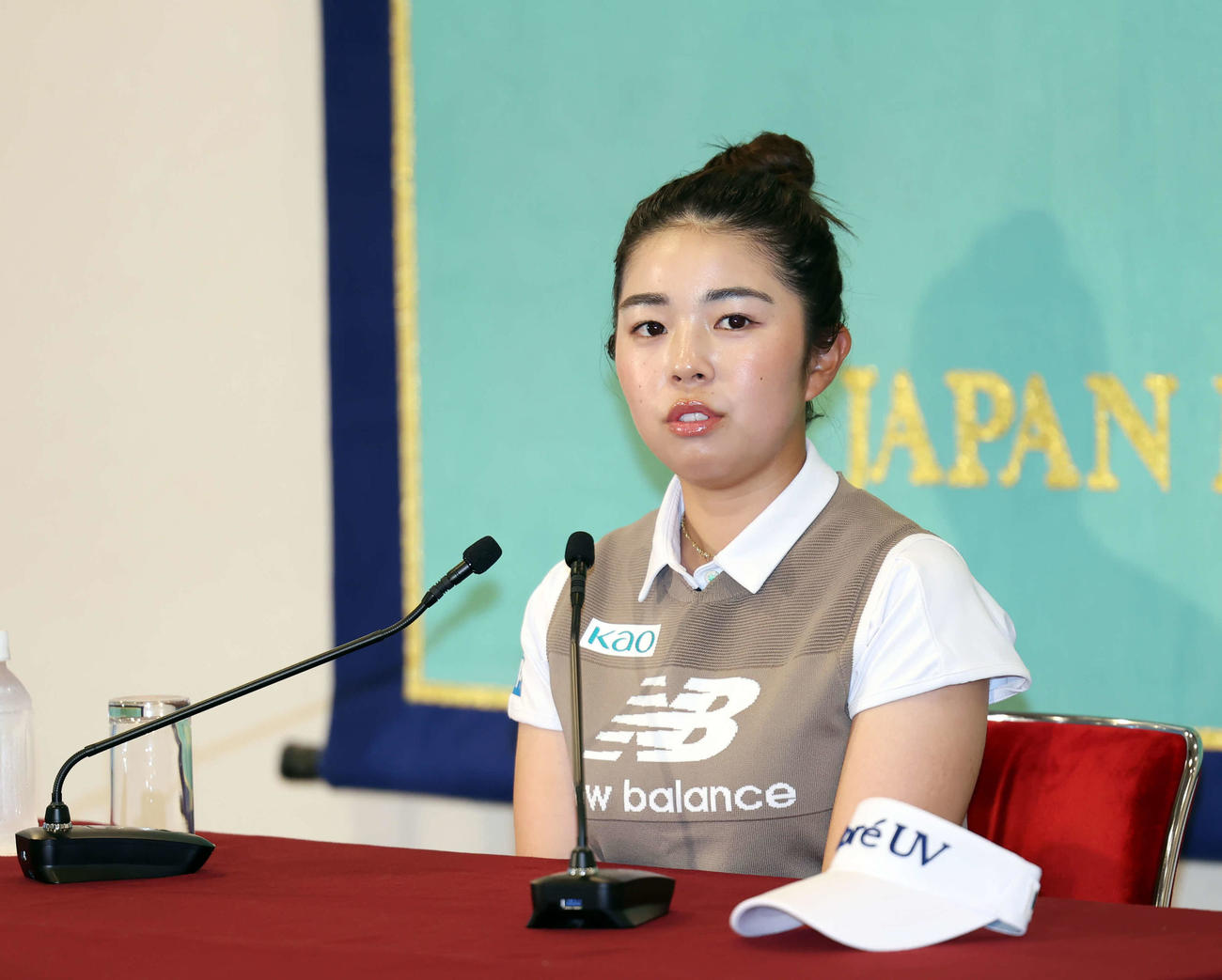 AIG全英女子オープン優勝会見に登壇し、質問に答える山下（撮影・山本朝陽）