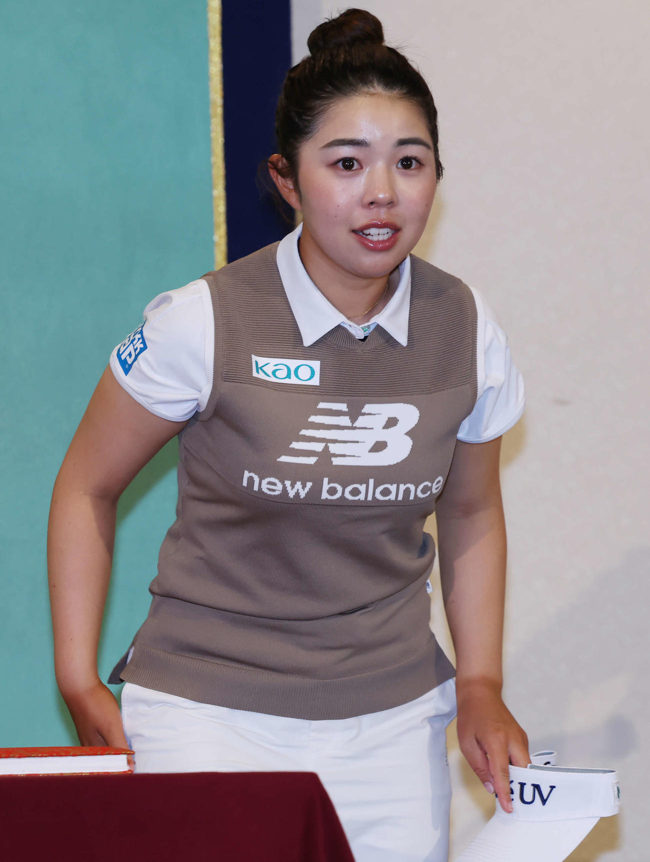 AIG全英女子オープン優勝会見に登壇し、報道関係者に一礼をし会見を終える山下（撮影・山本朝陽）