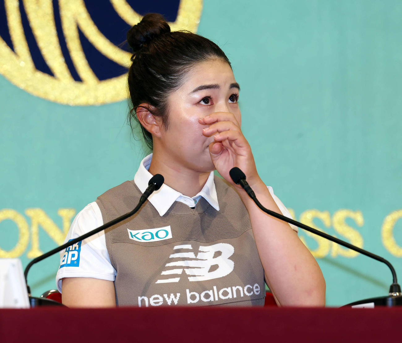 AIG全英女子オープン優勝会見に登壇した山下は家族への思いを語り、流した涙を手で拭う（撮影・山本朝陽）