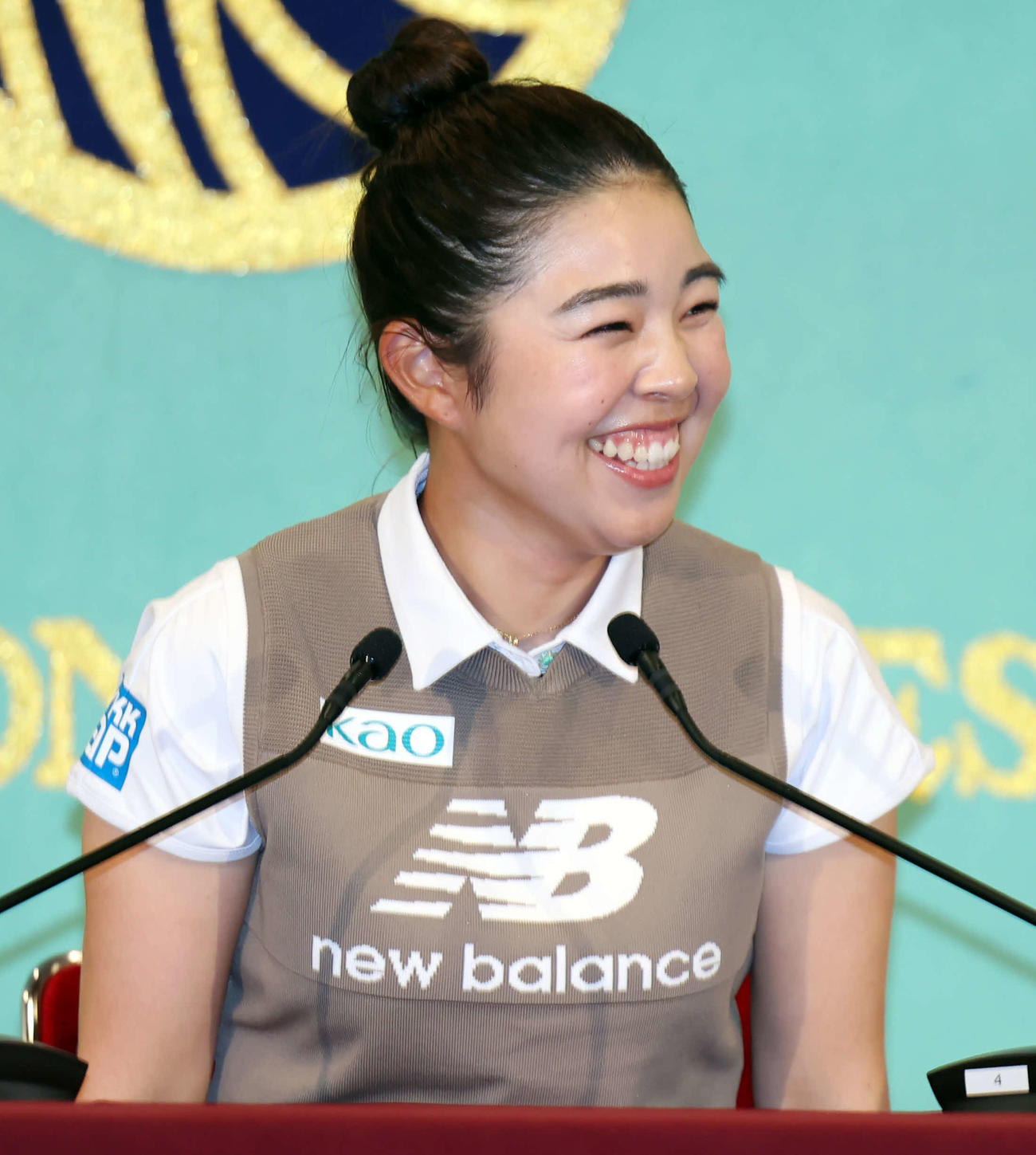 AIG全英女子オープン優勝会見に登壇し、笑顔を見せる山下（撮影・山本朝陽）