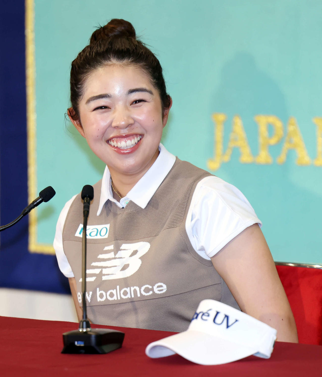 AIG全英女子オープン優勝会見に登壇し、笑顔を見せる山下（撮影・山本朝陽）