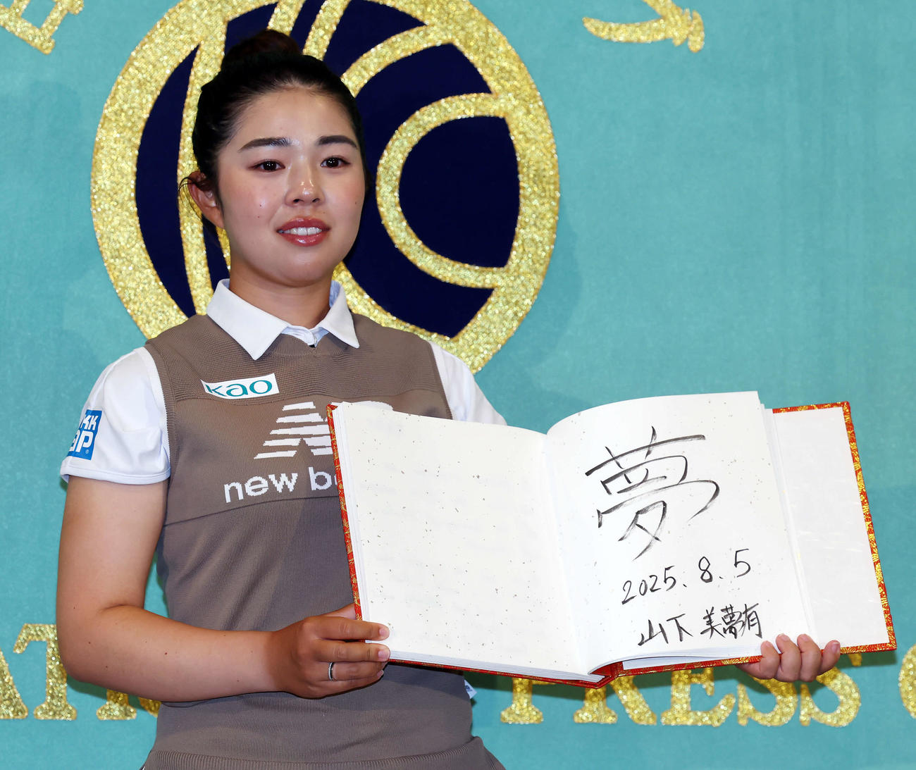 全英女子オープン優勝会見に登壇し、フォトセッションを行った山下（撮影・山本朝陽）