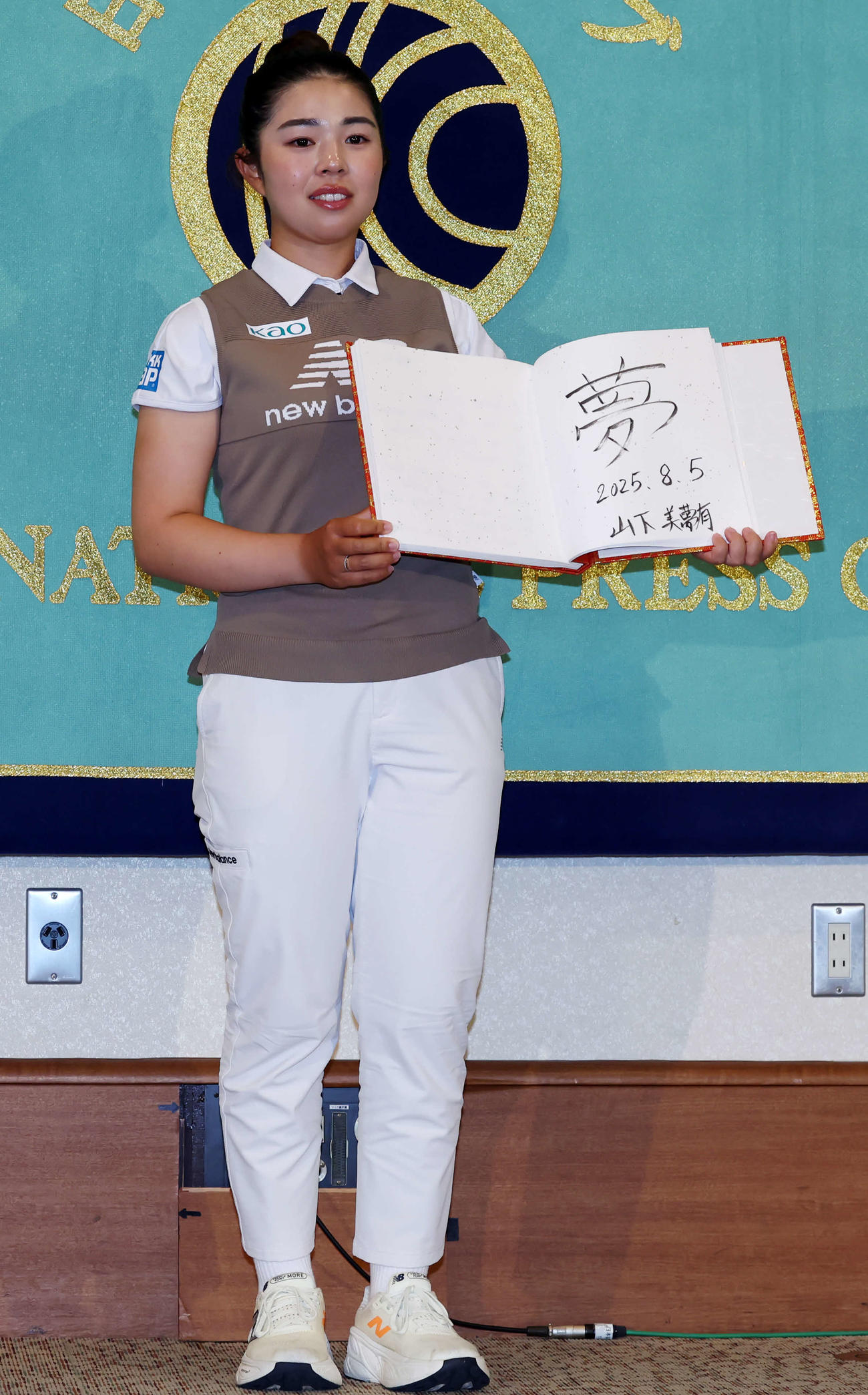 AIG全英女子オープン優勝会見に登壇し、フォトセッションを行った山下（撮影・山本朝陽）