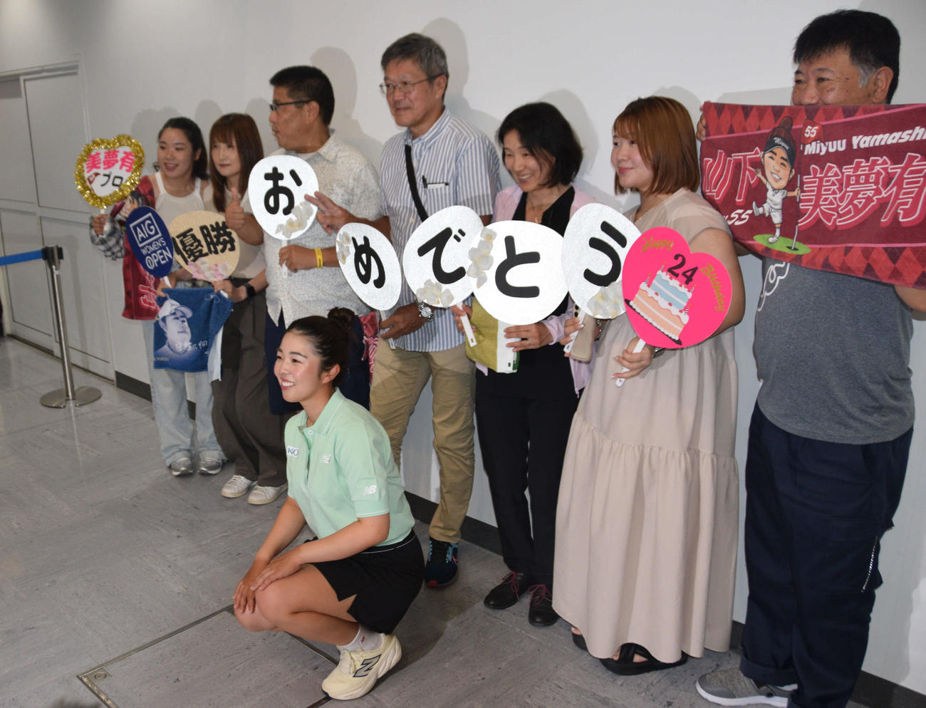 成田空港に帰国し、出迎えたファンと記念撮影する女子ゴルフの山下（手前）（撮影・泉光太郎）