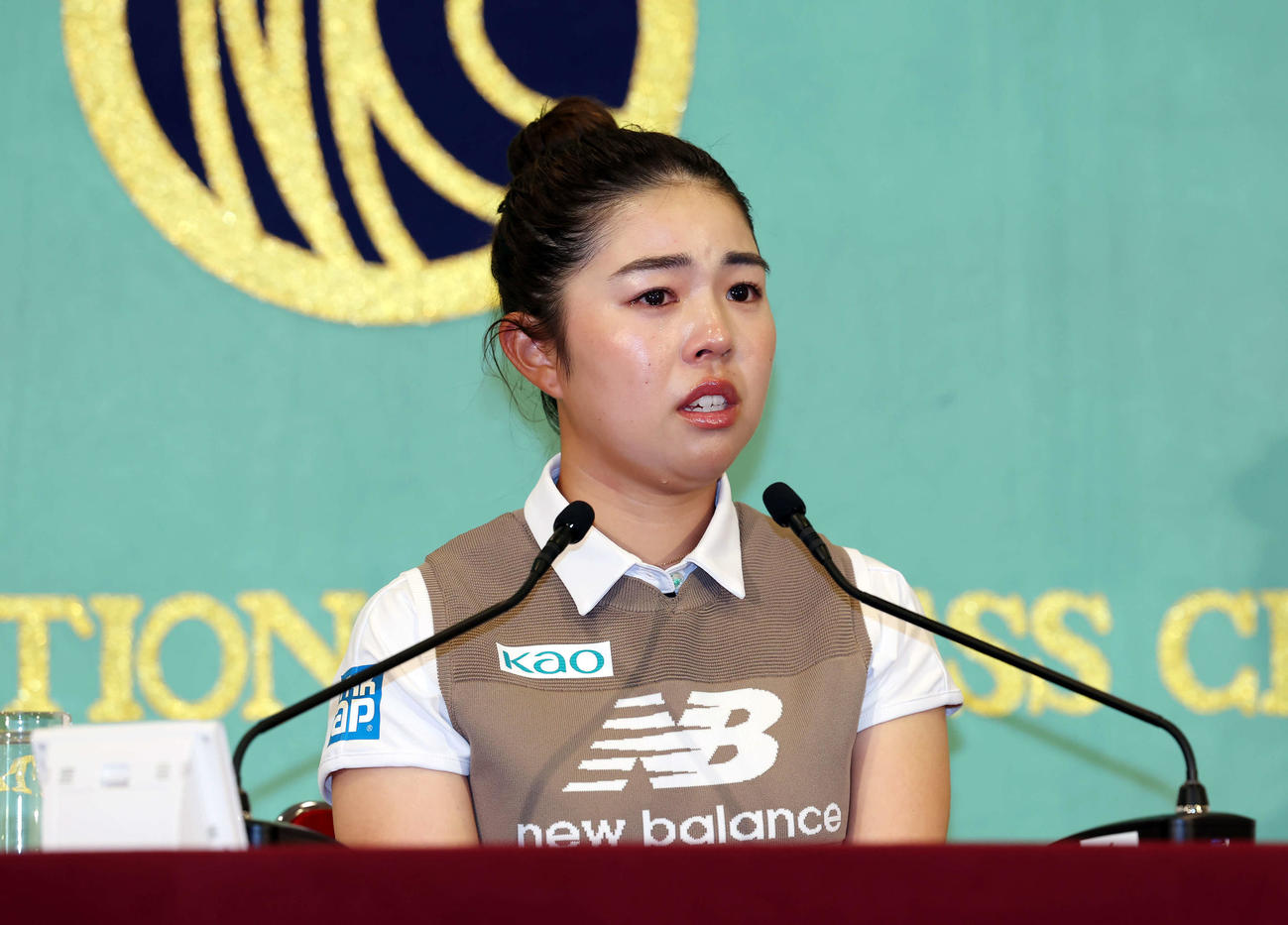AIG全英女子オープン優勝会見に登壇した山下は家族への思いを語り涙を流す（撮影・山本朝陽）