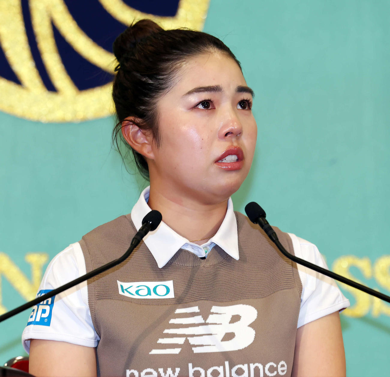 AIG全英女子オープン優勝会見に登壇した山下は家族への思いを語り涙を流す（撮影・山本朝陽）