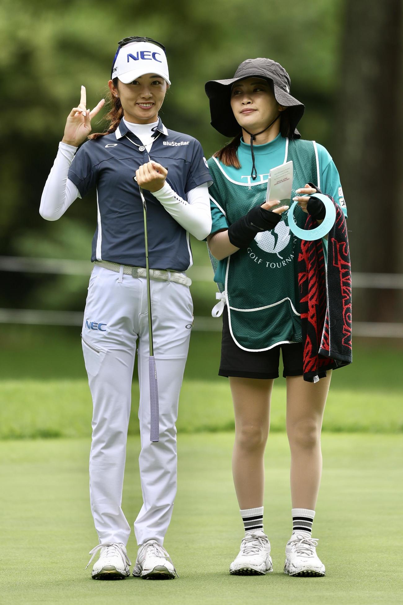 プロアマ戦に臨む安田（左）とキャディーを務める姉・美祐（撮影・河田真司）