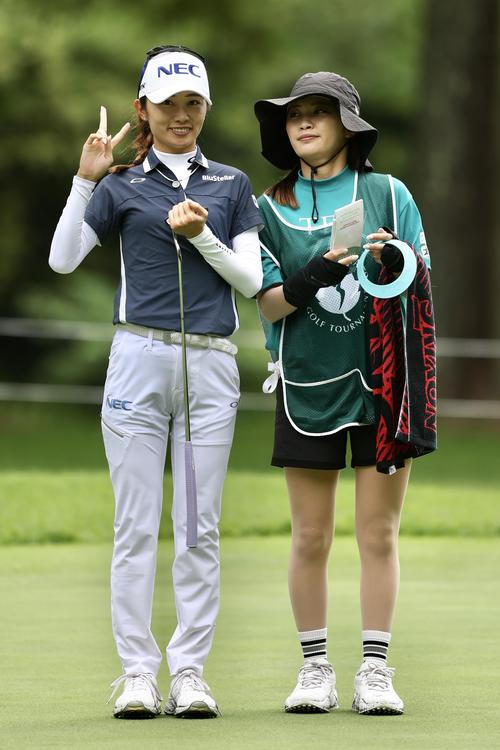 プロアマ戦に臨む安田（左）とキャディーを務める姉・美祐（撮影・河田真司）