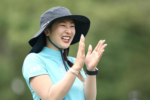 プロアマ戦で笑顔を見せる松田（撮影・河田真司）