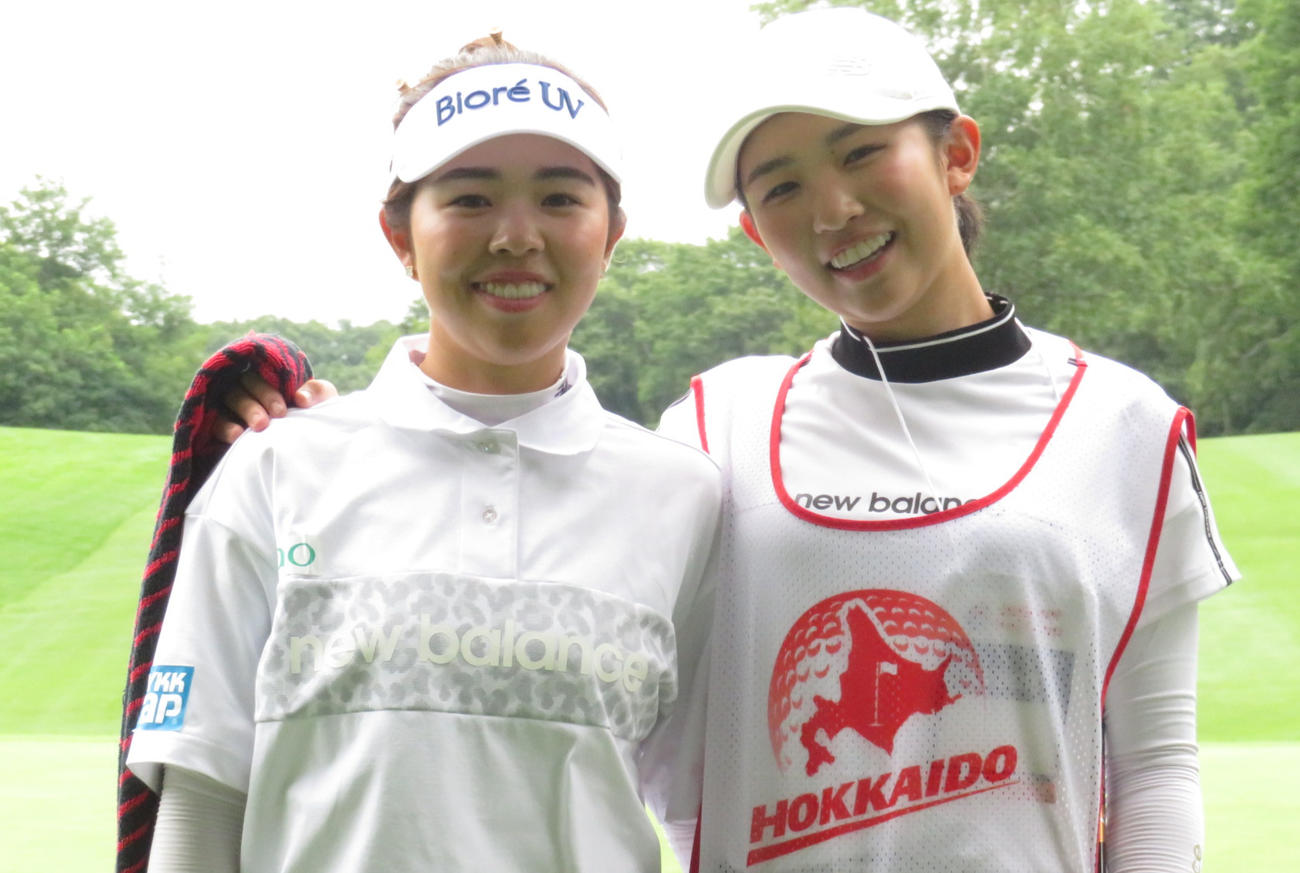 プロアマ戦で18ホールを回り終えた直後、キャディーを務める妹の蘭さん（右）と並んで笑顔を見せる山下